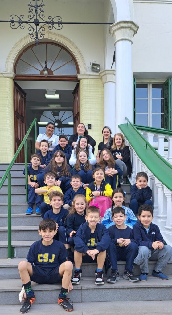 Descontração e Amizade na Escadaria do Colégio com os Alunos do Contraturno