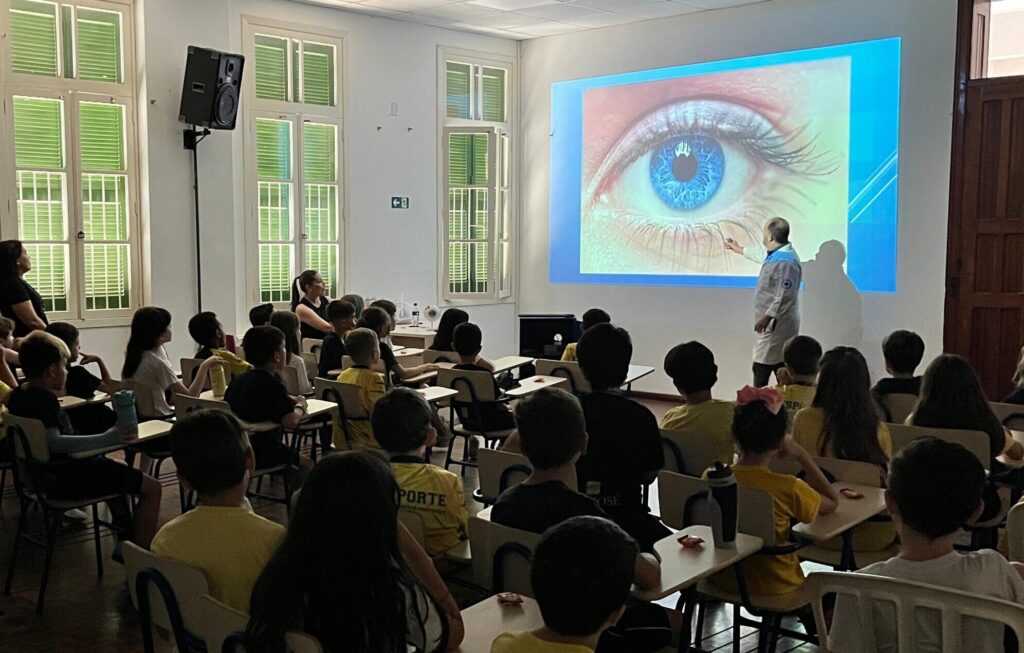 Palestra para os 2°s anos sobre as “Curiosidades e cuidados com os olhos” com o DR Jean Fogaça