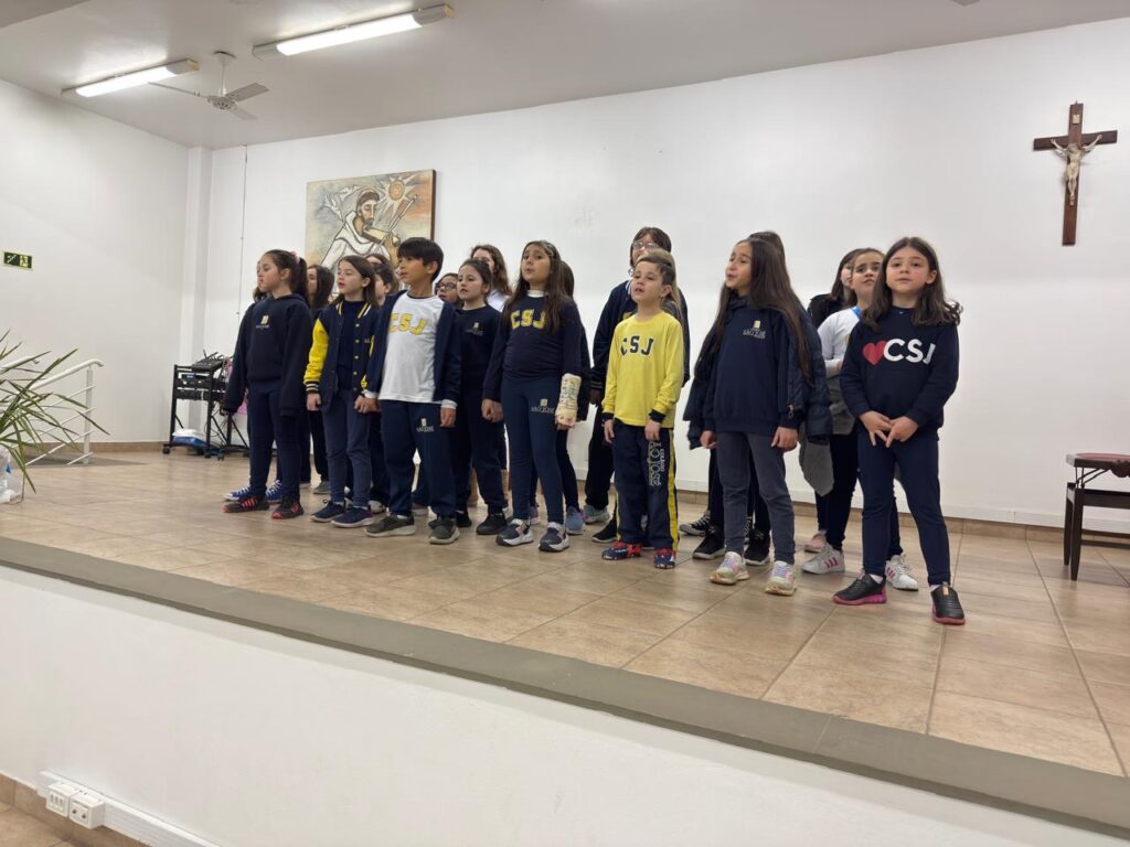 Coral do Colégio São José encantou as Irmãs Franciscanas da Penitência e Caridade Cristã